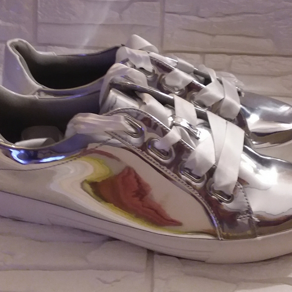 Call it Spring NWOT - Picture 3 of 3